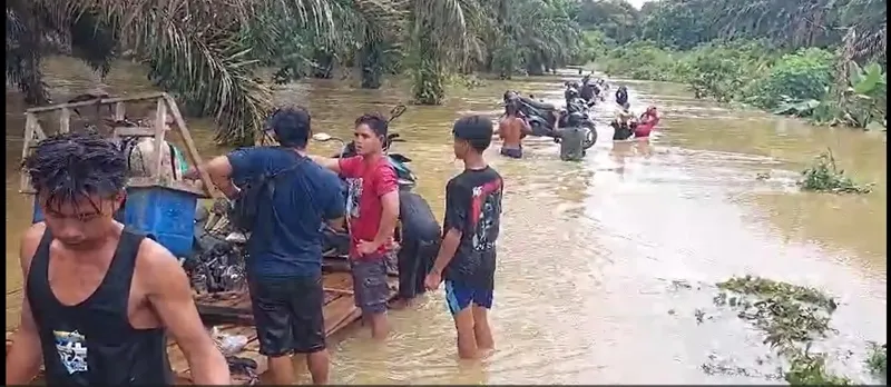 anjir dan longsor melanda 5 kecamatan di wilayah Kabupaten Landak, Kalimantan Barat pada Rabu (22/5). Foto: BPBD Kabupaten Landak