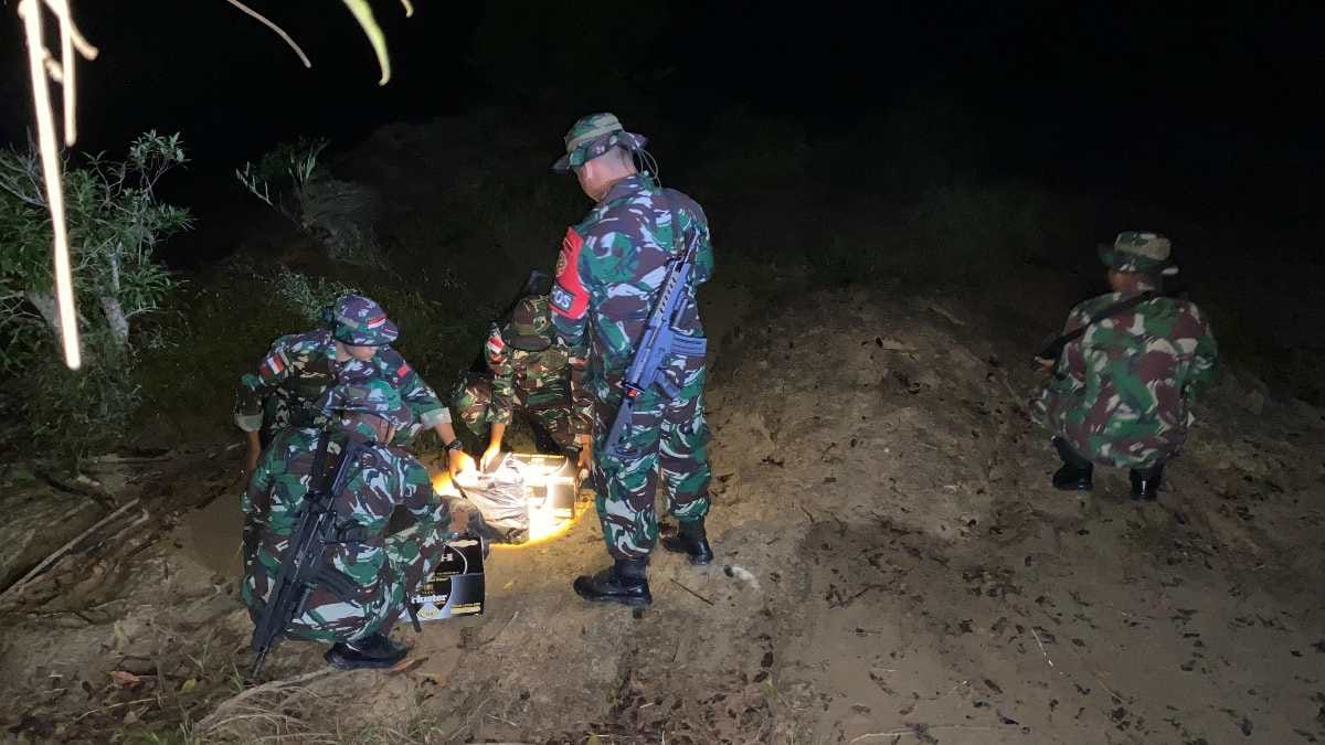 Prajurit Satuan Tugas Pengamanan Perbatasaan Yonarmed 11 Kostrad dari Pos Labang berhasil menggagalkan penyelundupan barang ilegal asal Malaysia.