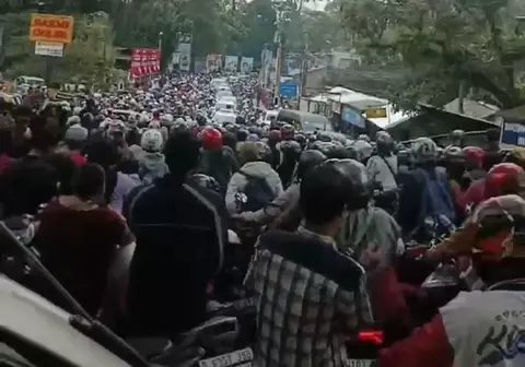 Kawasan Puncak Bogor macet total. (Tangkapan Layar)