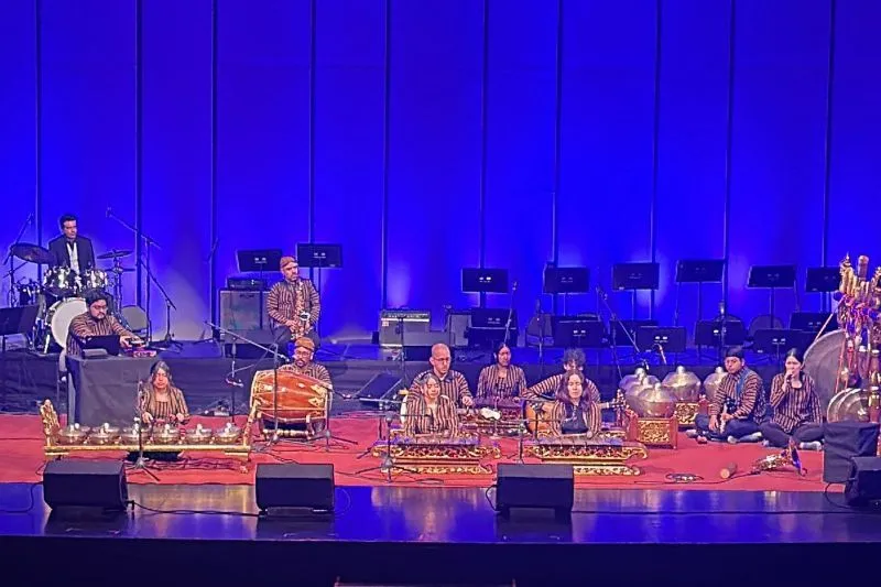 Ansambel UArtes Gamelan dari Universitas de las Artes Guayaquil pimpinan Dr. Andrey Astaiza menampilkan pertunjukan seni gamelan kontemporer dalam acara Festival Jazz Ekuador.