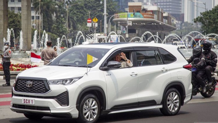 Paus Fransiskus kendarai Kijang Innova Zenix