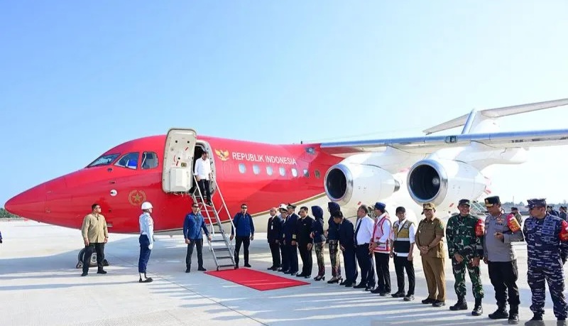 Pesawat Kepresidenan RJ-85 yang membawa Presiden Jokowi mendarat mulus di Bandara IKN.