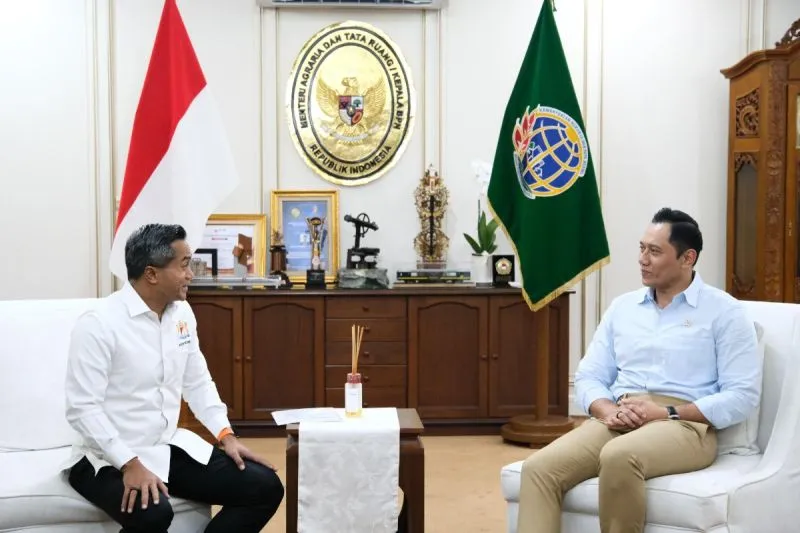 Menteri Agraria dan Tata Ruang/Kepala Badan Pertanahan Nasional (ATR/BPN) Agus Harimurti Yudhoyono (AHY) dan Ketua Umum Kamar Dagang dan Industri (Kadin) Indonesia Anindya Bakrie