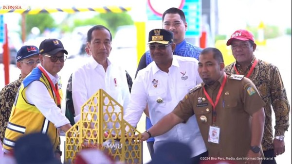 Presiden Jokowi meresmikan 4 seksi Tol Sigli-Banda Aceh.