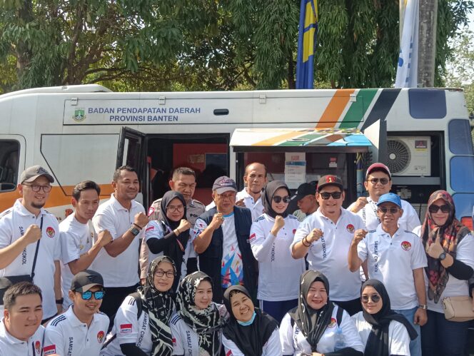 Plt. Kepala Bapenda Provinsi Banten, E.A. Deni Hermawan bersama pegawai Samsat. (Foto: Ist)