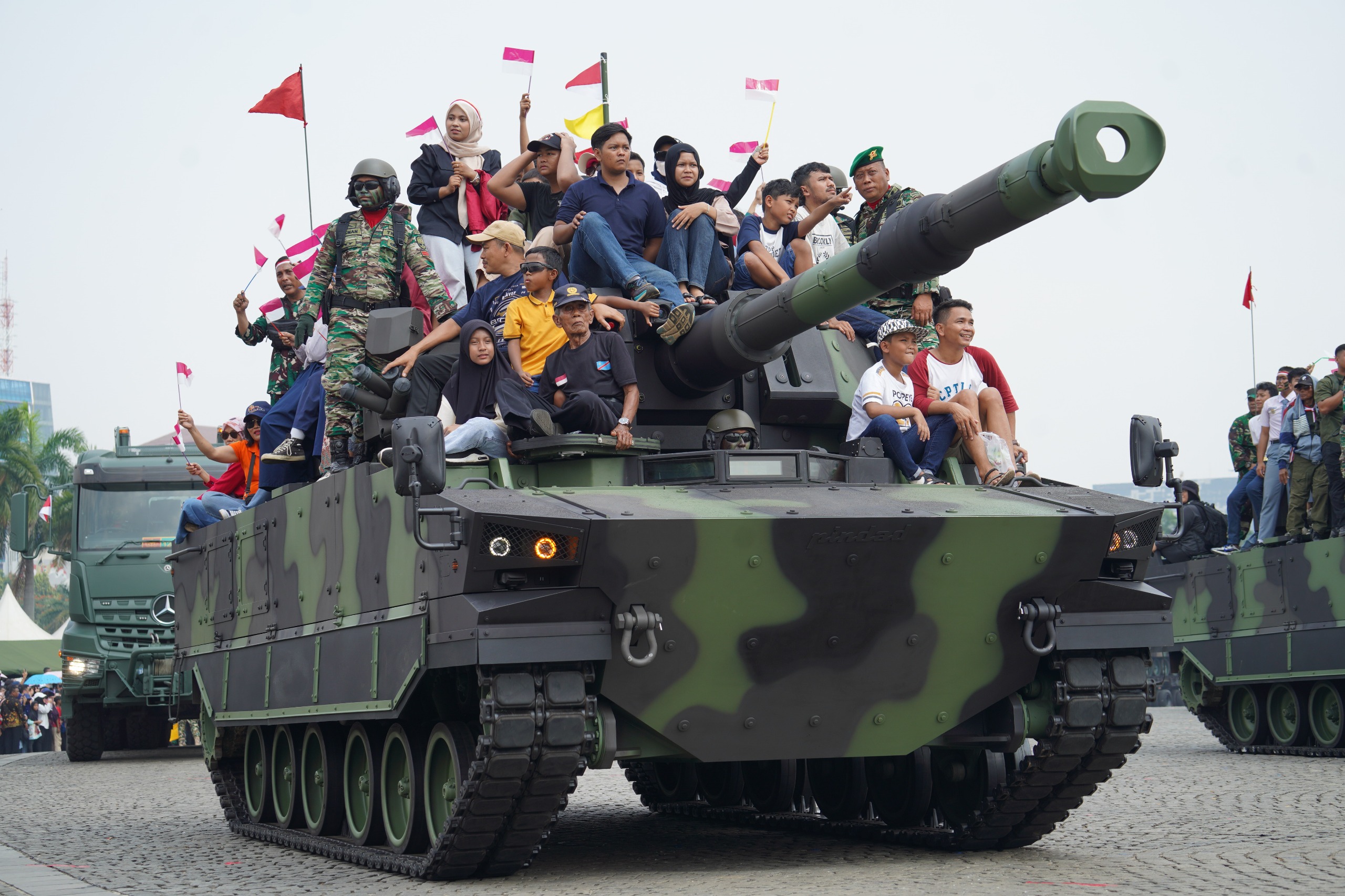 Anak-anak senang naik Tank pada HUT ke-79 TNI