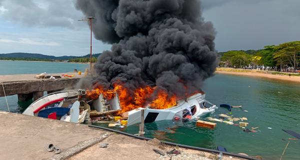 Speedboat Bella 72 yang ditumpangi Cagub Malut Benny Laos meledak dan terbakar. (Foto: Ist)