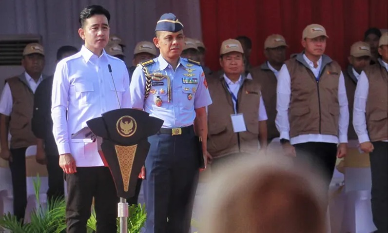 Wakil Presiden Gibran Rakabuming Raka mimpin apel pengawasan tahapan masa tenang, pemungutan, dan penghitungan suara Pilkada Serentak 2024 di Lapangan Silang Monas, Jakarta, Rabu (20/11/2024). ©Liputan6/Angga Yuniar