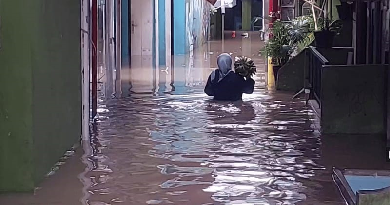 Hujan deras dan Luapan air Kali Ciliwung menyebabkan ratusan rumah terendam banjir sampai 2,5 meter di Jakarta.