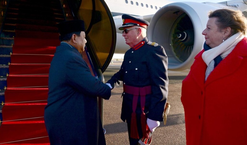 Presiden Prabowo Subianto dan rombongan disambut oleh Perwakilan dari Kerajaan Inggris Charles Anderson DL dan Perwakilan Khusus Menteri Luar Negeri Inggris Adele Taylor MBE. Foto: BPMI Setpres/Muchlis Jr