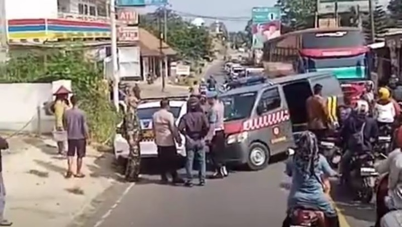 Mobil polisi tabrakan di Pandeglang. Foto: akun X @Heraloebss