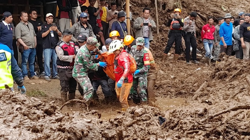 Tim gabungan mengevakuasi 10 warga yang tertimbun longsor di Kabupaten Karo, Provinsi Sumatra Utara, hingga Senin (25/11) malam. Seluruh korban dalam kondisi meninggal dunia. Foto: BPBD Kabupaten Karo