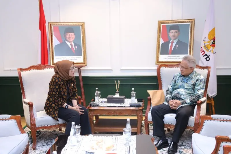 Menteri PANRB Rini Widyantini saat menerima audiensi Menteri Pendidikan Tinggi, Sains, dan Teknologi (Mendiktisaintek) Satryo Soemantri Brodjonegoro.