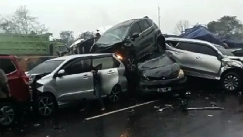 Tabrakan beruntun di Tol Cipularang