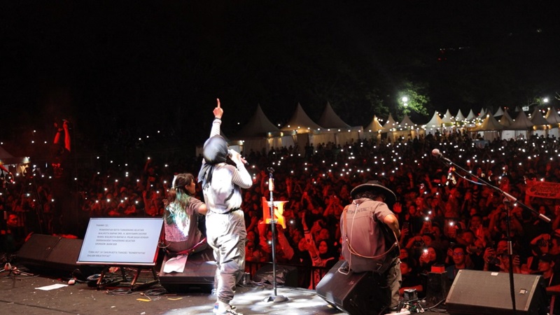 Penampilan Band Kotak hibur penonton Tangsel Sejiwa Fest di lapangan Sunburts, Serpong.