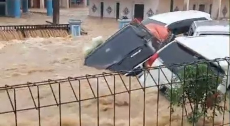 Sejumlah kendaraan terseret arus banjir bandang Sukabumi. Foto: Net