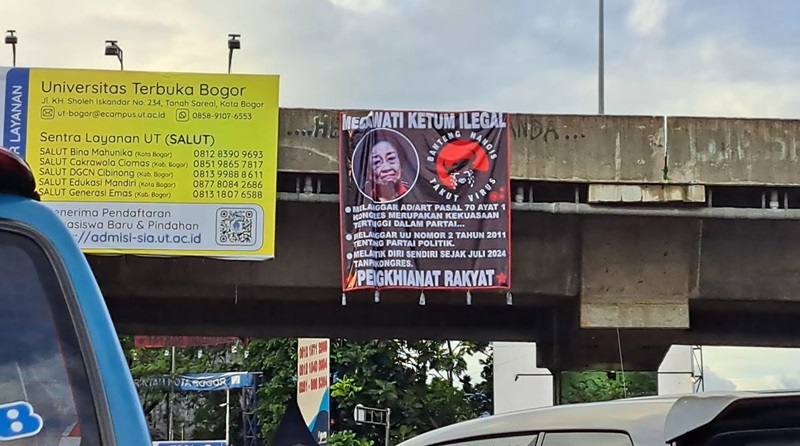 spanduk provokatif bertuliskan "Megawati Ketum Ilegal" yang terpasang di Bogor. Foto: Kompas