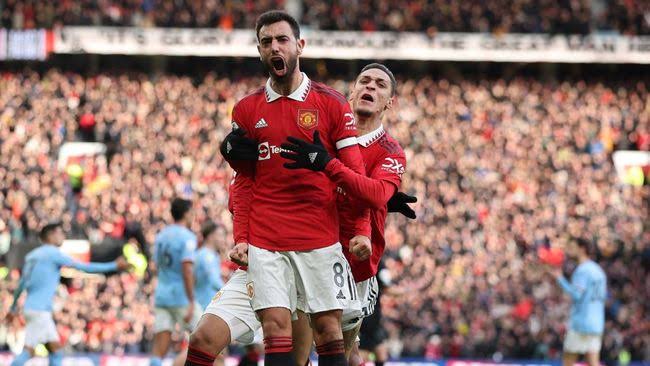 MU berhasil kembalikan keadaan alias comeback atas Man City. Skor akhir 2-1 untuk kemenangan MU