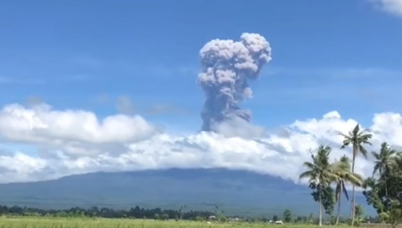 Gunung Raung Erupsi. Foto;