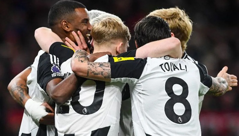 Para pemain Newcastle United berselebrasi seusai mempecundangi tuan rumah Manchester United dengan skor 2-0 pada pertandingan Liga Inggris di Stadon Old Trafford, Manchester, Senin (30/12/2024). (Antara)