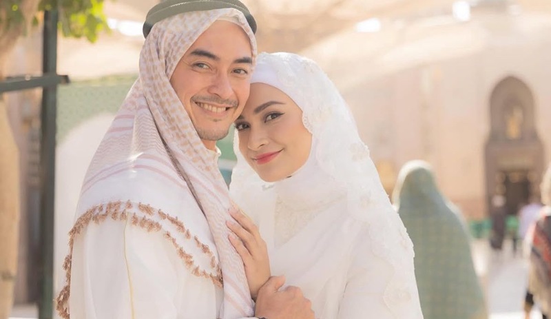 Zumi Zola dan Putri Zulhas melangsungkan proses Ijab Kabul di Madinah. Foto: IG @zumizolazulkiflinurdin