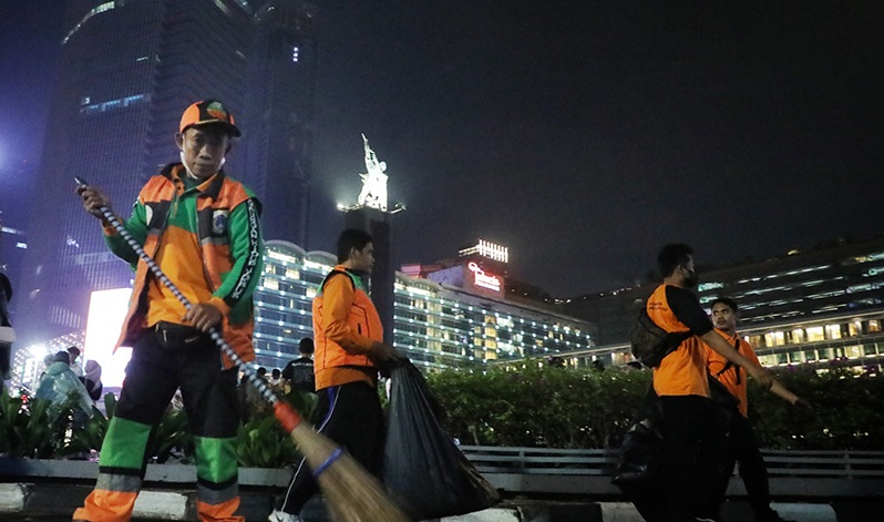 Petugas kebersihan Jakarta akan bekerja hingga pagi hari saat malam pergantian tahun 2024 ke 2025. Foto: Beritajakarta