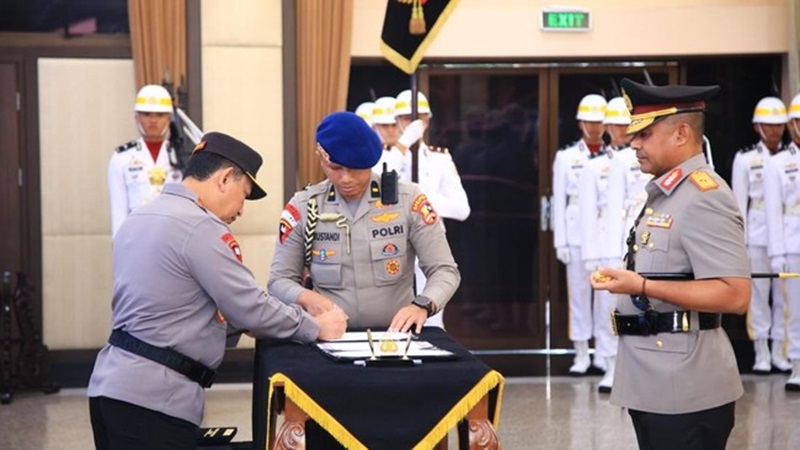 Kapolri Jenderal Listyo Sigit Prabowo turut memutasi jajaran Kapolres dan Wakapolres di wilayah hukum Polda Metro Jaya. Cek daftar lengkapnya di sini. Arsip Humas Polri