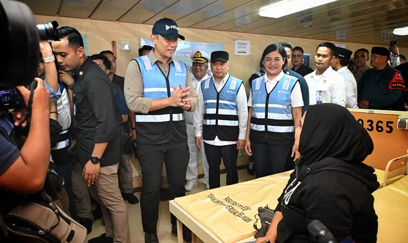 Menhub Dudy Purwagandhi melakukan pantauan perjalanan Nataru bersama Menteri Koordinator (Menko) Bidang Infrastruktur dan Pembangunan Kewilayahan Agus Harimurti Yudhoyono (AHY), di Pelabuhan Tanjung Priok, Jakarta, Minggu (29/12).