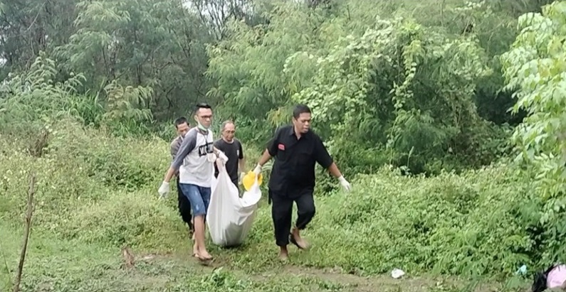 Jasad gadis 22 tahun ditemukan tewas mengenaskan di semak-semak rumput pinggir Kali Cisadane, Desa Gaga, Kecamatan Pakuhaji, Foto: Berita Satu