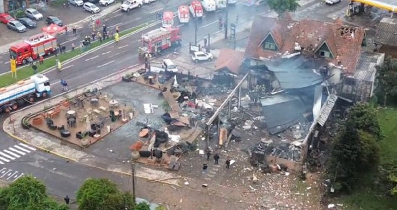 Sebuah pesawat jatuh menabrak toko di pusat Kota Gramado, Brasil, 22 Desember 2024. (Foto: X)