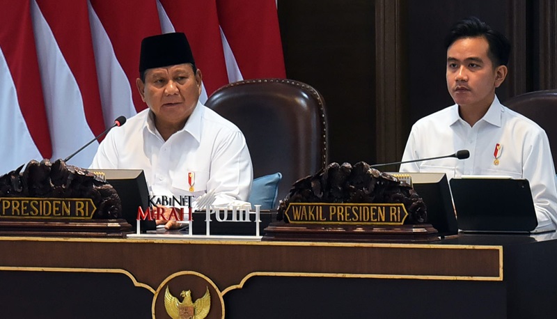 Presiden Prabowo Subianto dan Wakil Presiden Gibran Rakabuming memimpin Sidang Kabinet Paripurna dengan Agenda Mendengarkan Arahan Presiden di Kantor Presiden Istana Kepresidenan Jakarta, Senin (02/12/2024). Foto: Humas/Rah