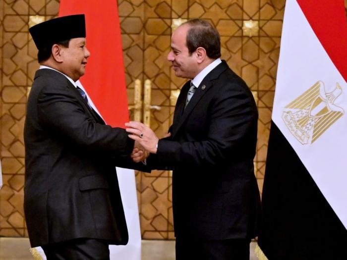 Presiden Prabowo Subianto disambut hangag oleh Presiden Mesir Abdel Fattah El-Sisi, di Istana Al Ittihadiya.