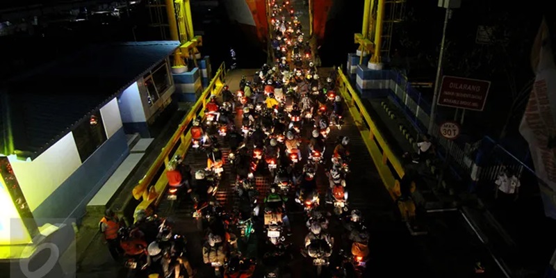 Antrian Kendaraan menuju pelabuhan Merak. Foto: Net