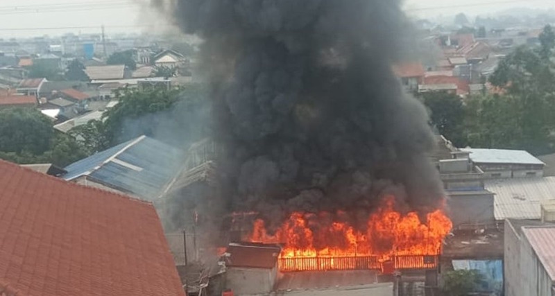 Kebakaran rumah kontrakan di Klender Jakarta Timur pada Jumat 27 Desember hanguskan belasan rumah. Foto: Void