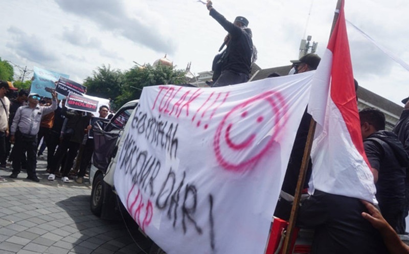 Aliansi Santri Jalanan menggelar aksi di Titik Nol Kilometer, Kota Yogyakarta tolak pencopotan Gus Miftah sebagai utusan khusus Presiden. Foto: Kumparan