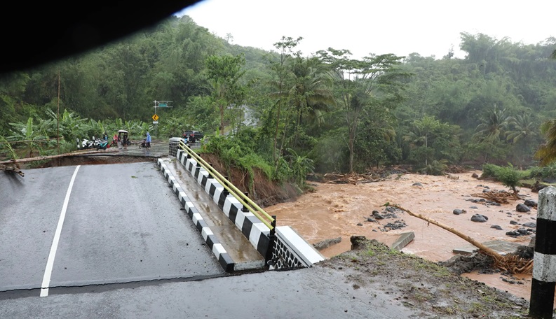 Jembatan terputus akibat banjir dan tanah longsor yang melanda Kecamatan Simpenan, Kabupaten Sukabumi, Jawa Barat, pada Kamis (5/12). Foto: BNPB