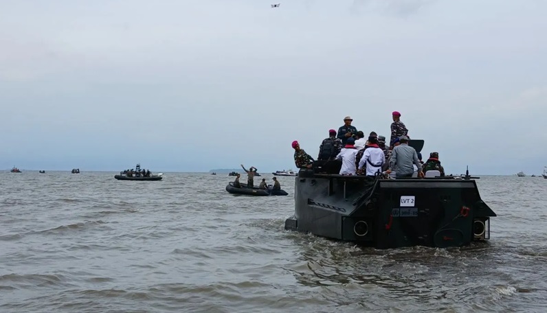 Ribuan personel gabungan bongkar pagar laut di Perairan Tangerang, Banten, pada Rabu 22 Januari 2025. Foto: Antara