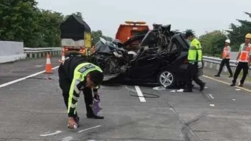 Polisi saat melakukan olah TKP di jalan tol Jombang-Mojokerto, Jumat (31/1/2025). (Foto: beritajatim)