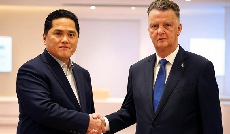 Ketua Umum PSSI Erick Thohir bersama Louis Van Gaal. Foto: Akun X @DevvaNirvana