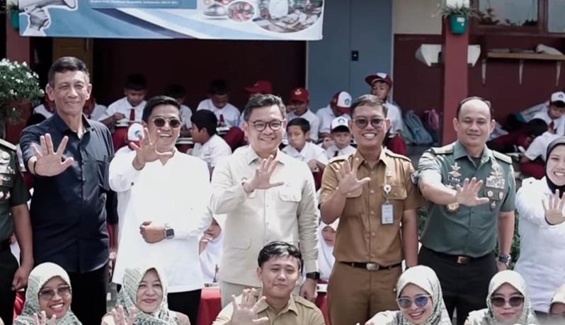 Gubernur Lemhannas TB Ace Hasan Syadzily bersama Staf Khusus PCO Hafizhul Mizan meninjau pelaksanaan Program Makan Bergizi Gratis (MBG) di Dapur Kebayunan, Depok.