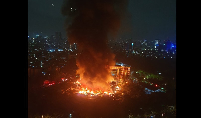 Ratusan rumah ludes akibat kebakaran Kemayoran yang merupakan permukiman padat penduduk tepatnya di Kelurahan Kebon Kosong, Kemayoran, Jakarta Pusat pada Selasa, 21 Januari 2025, dini hari.-tangkapan layar X@sastrawanto-