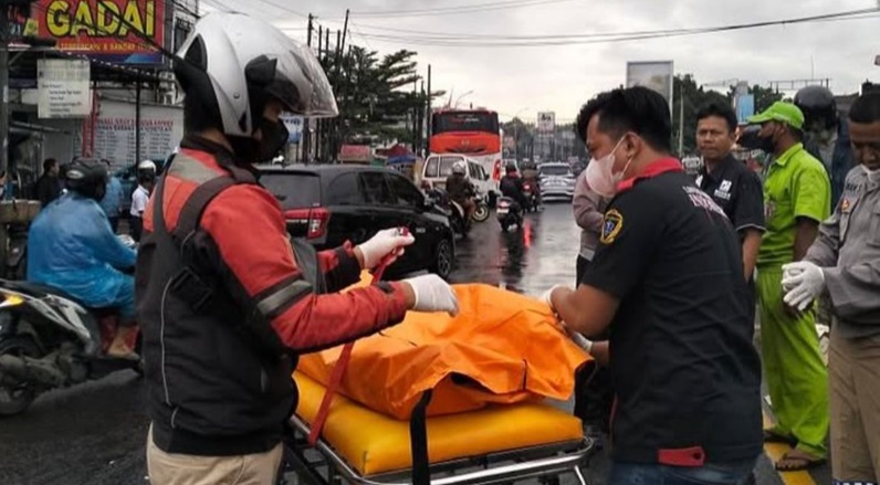 Evakuasi korban kecelakaan di Ciputat pada 14/01/2025. Foto: Ig @media.tangsellife