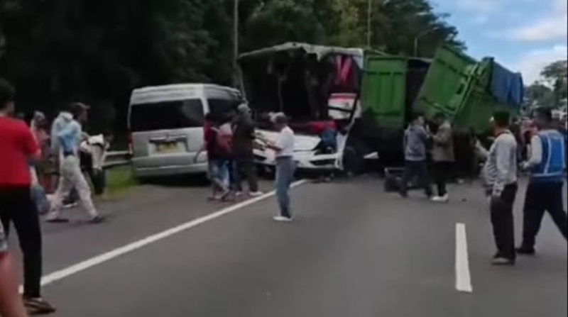 Sebanyak 6 kendaraan terlibat dalam kecelakaan beruntun di KM 97+200 Ruas Tol Cipularang arah Bandung pada pukul 09.11 WIB.--X