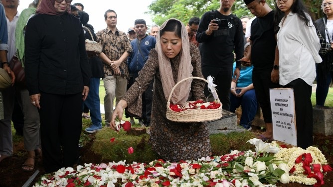 Menteri Komunikasi dan Digital Meutya Hafid menabur bunga di atas makam tokoh pers Atmakusumah Asraatmadja.