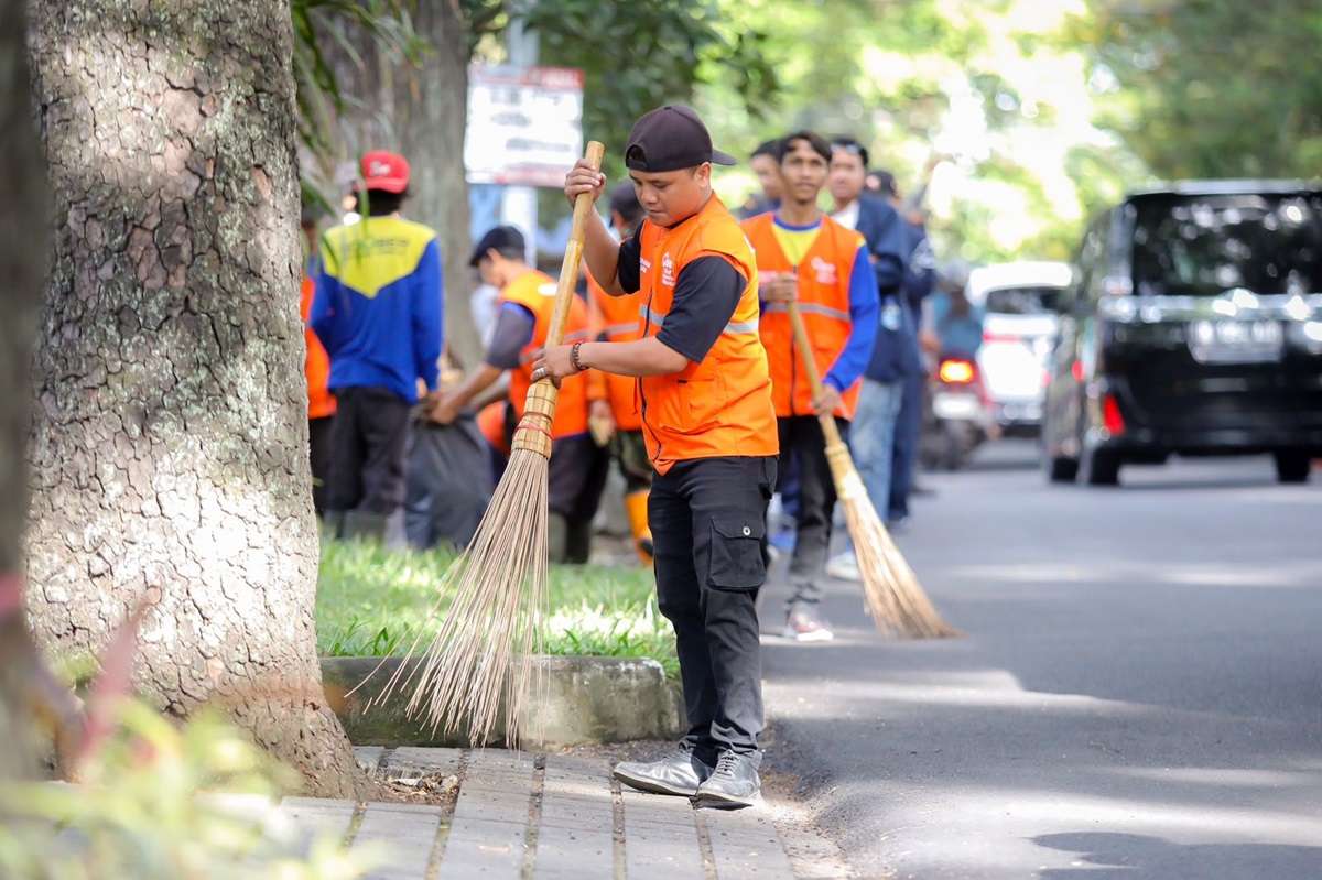 Bandung memberlakukan program Jumat bersih pada Jumat (17/1/2025).l di Jalan Dr. Otten, Taman Westhoff, Kecamatan Cicendo.