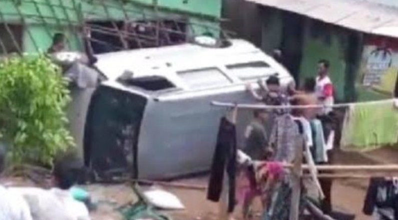 Minibus terjun dari tebing dan timpa rumah warga di Bogor. Foto: Bacaini