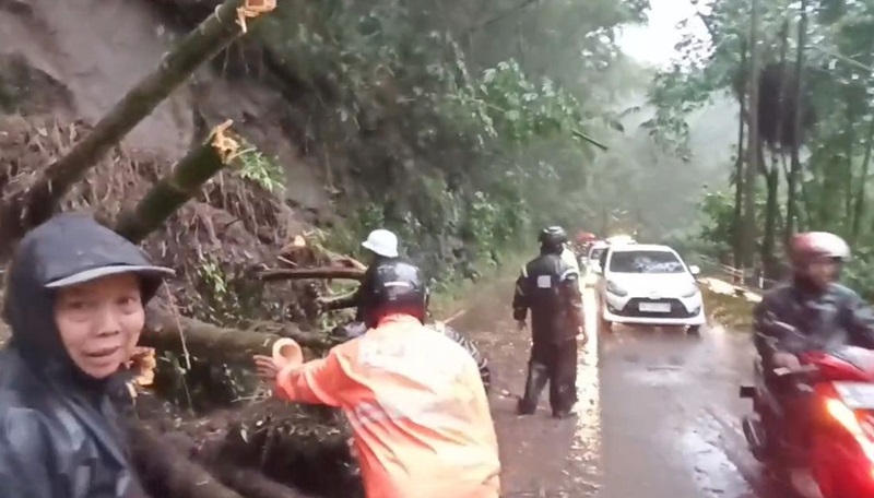 Jalan penghubung Malang-Blitar-Kediri terputus imbas longsor parah. Foto: Okezone