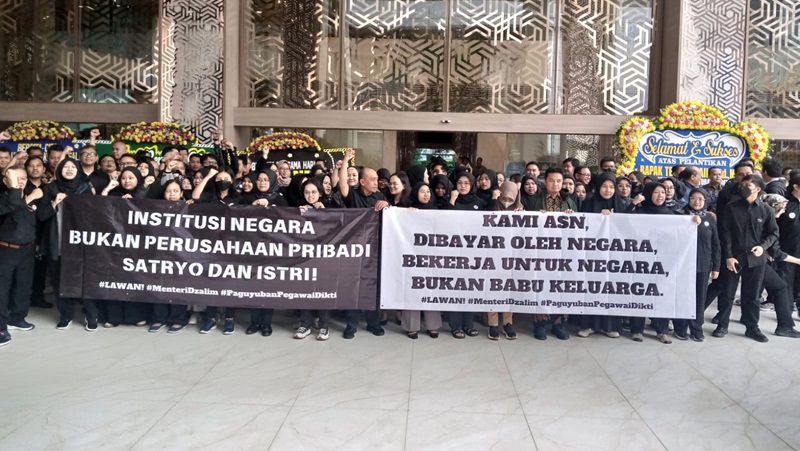 Sejumlah pegawai Kemendikti Saintek gelar aksi demo pada Senin 20 Januari 2025. Foto: Akun X @slondokchip