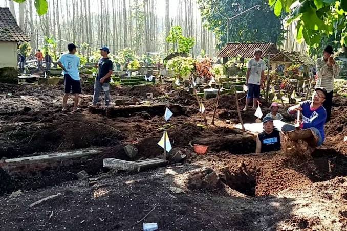 400 lebih makam di TPU Dusun Bambang, Kesambem, Blitar jadi korban relokasi proyek jalan layang. Hal-hal mistis pun terjadi