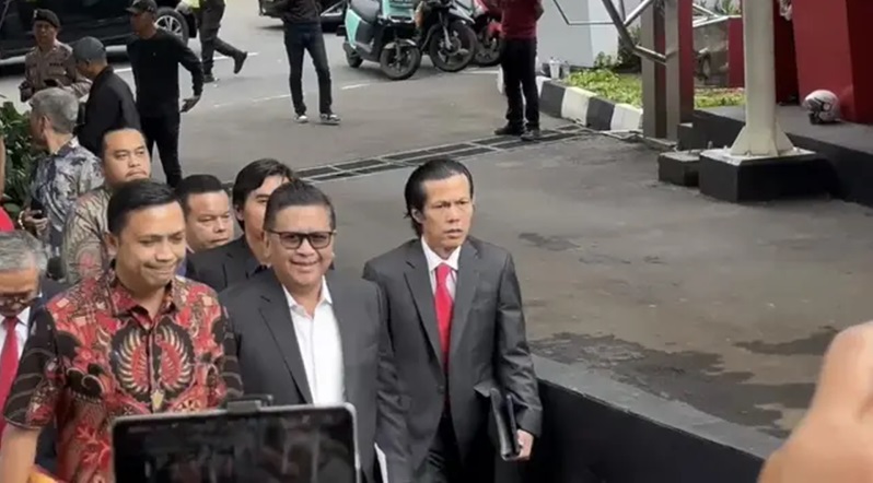 Sekjen PDIP, Hasto Kristiyanto (tengah) mendatangi gedung KPK untuk diperiksa. Foto: Net